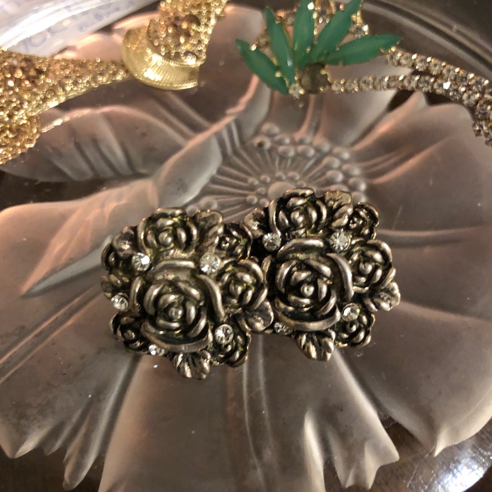 🖤🤍🖤Gorgeous Silver Open Rose Studs, w/Cubic Z🌼 - Picture 8 of 8